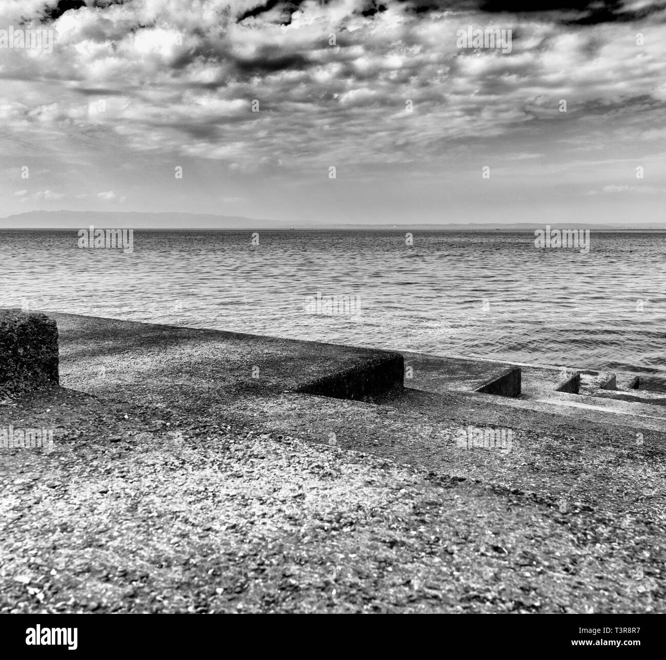 Lac sur le lac de Constance en Suisse avec une vue large et en béton escaliers menant dans l'eau Banque D'Images