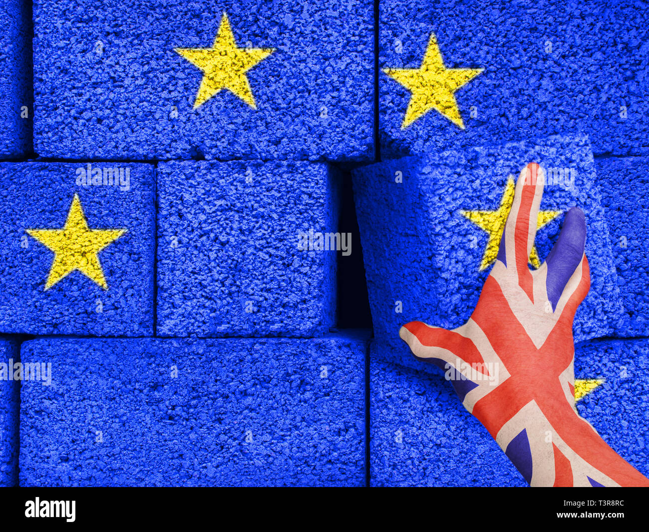 Brexit concept - la Grande-Bretagne prend la main dans le mur de brique de la maison commune de l'Union européenne. Banque D'Images