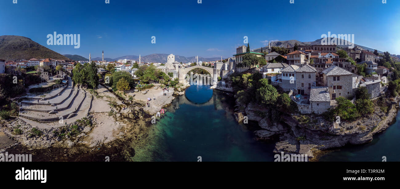 Vieux Pont de Mostar au-dessus de la rivière Neretva, inMostar la Bosnie-Herzégovine. Banque D'Images