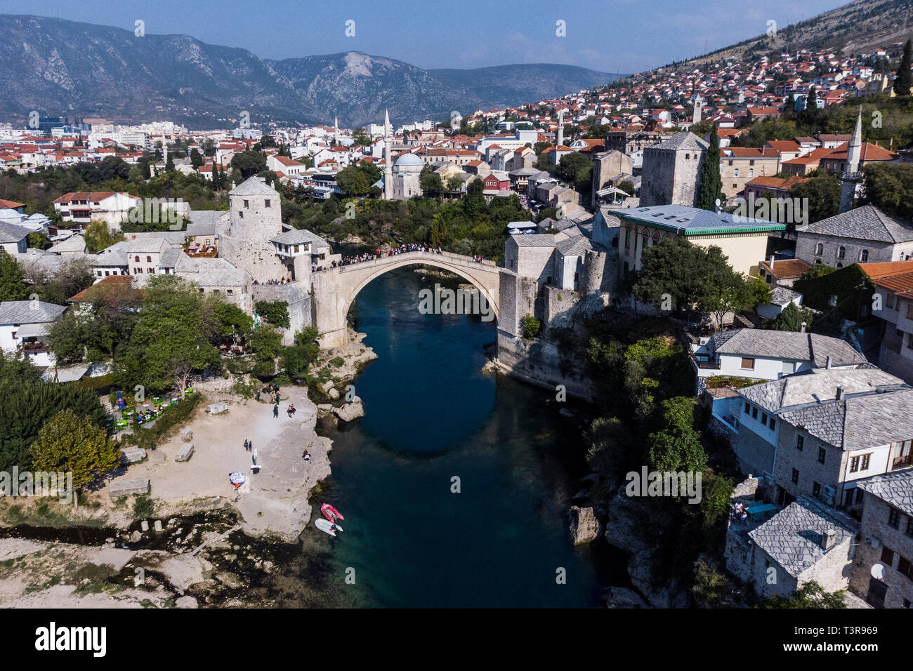 Vieux Pont de Mostar au-dessus de la rivière Neretva, inMostar la Bosnie-Herzégovine. Banque D'Images