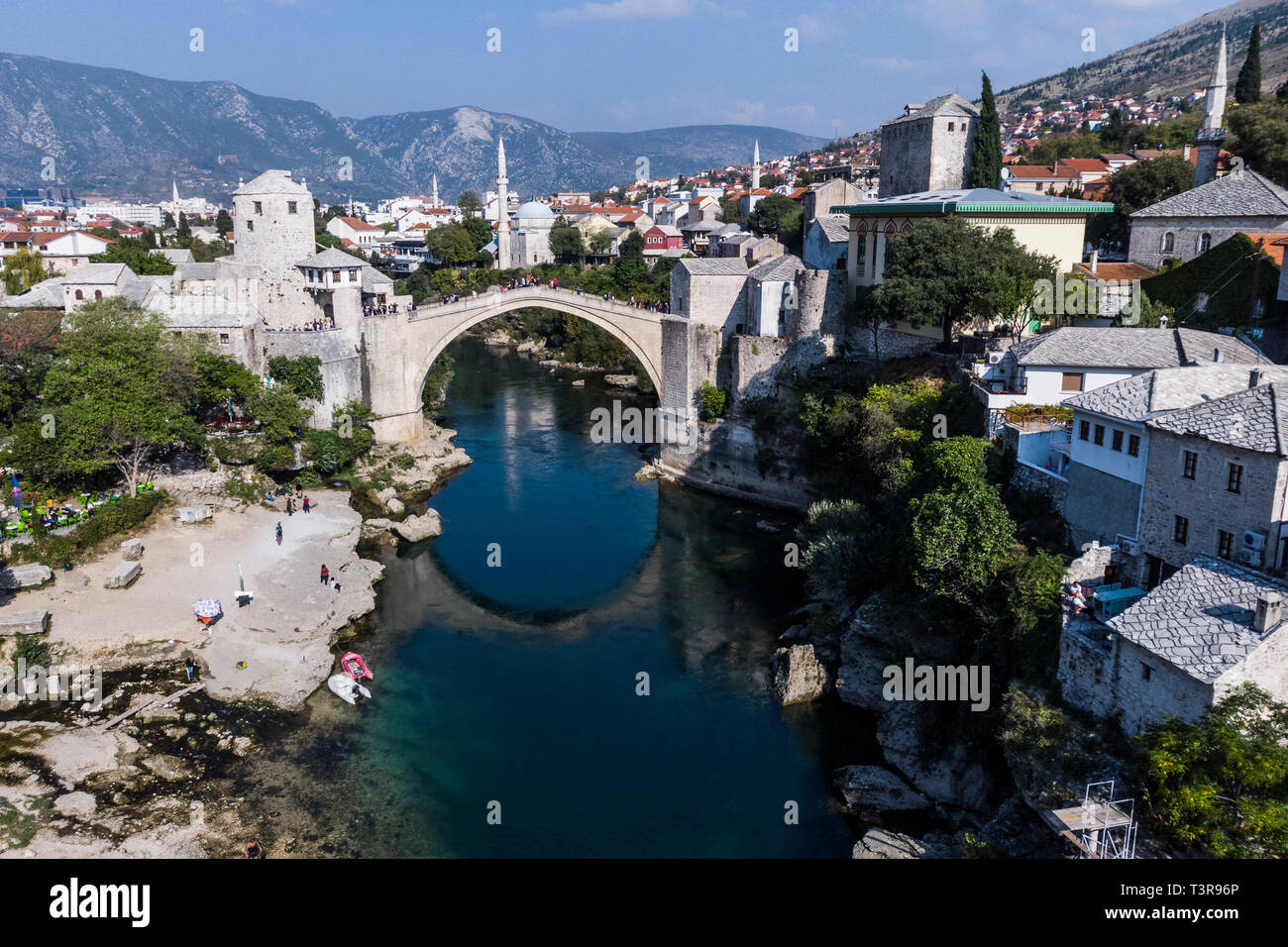 Vieux Pont de Mostar au-dessus de la rivière Neretva, inMostar la Bosnie-Herzégovine. Banque D'Images