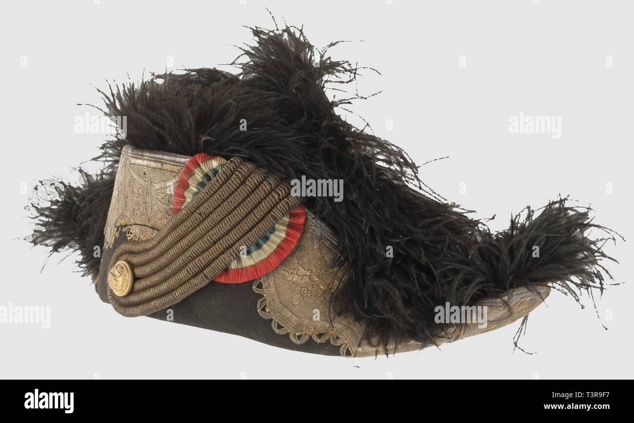 TROISIEME REPUBLIQUE 1870-1914, Bicorne de contre-amiral ou vice-amiral, en velours taupé avec galon de pourtour festonné tissé doré au motif de feuilles de chêne et les glandes, et cocarde en soie tricolore, ganse à 6 brins en grosse torsade de cannetille dorée et bouton d'amiral à l'ancre, plumes noires sur le pourtour supérieur. Bandeau de transpiration en cuir beige et intérieur en soie blanche avec de nombreuses agrafes et marquage de fabricant au fer doré entourant une grosse ancre 'Passementerie militaire, maison Nicolas, 51 rue des petits-Clearance-Info Additional-Rights, champ-Not-Available Banque D'Images