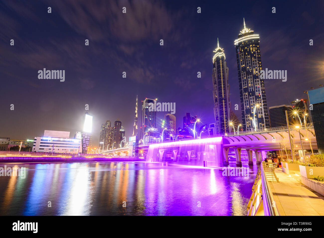 Vue imprenable sur la skyline de Dubaï illuminée avec le magnifique Burj Khalifa en arrière-plan et la belle couleur et de cascades. Banque D'Images