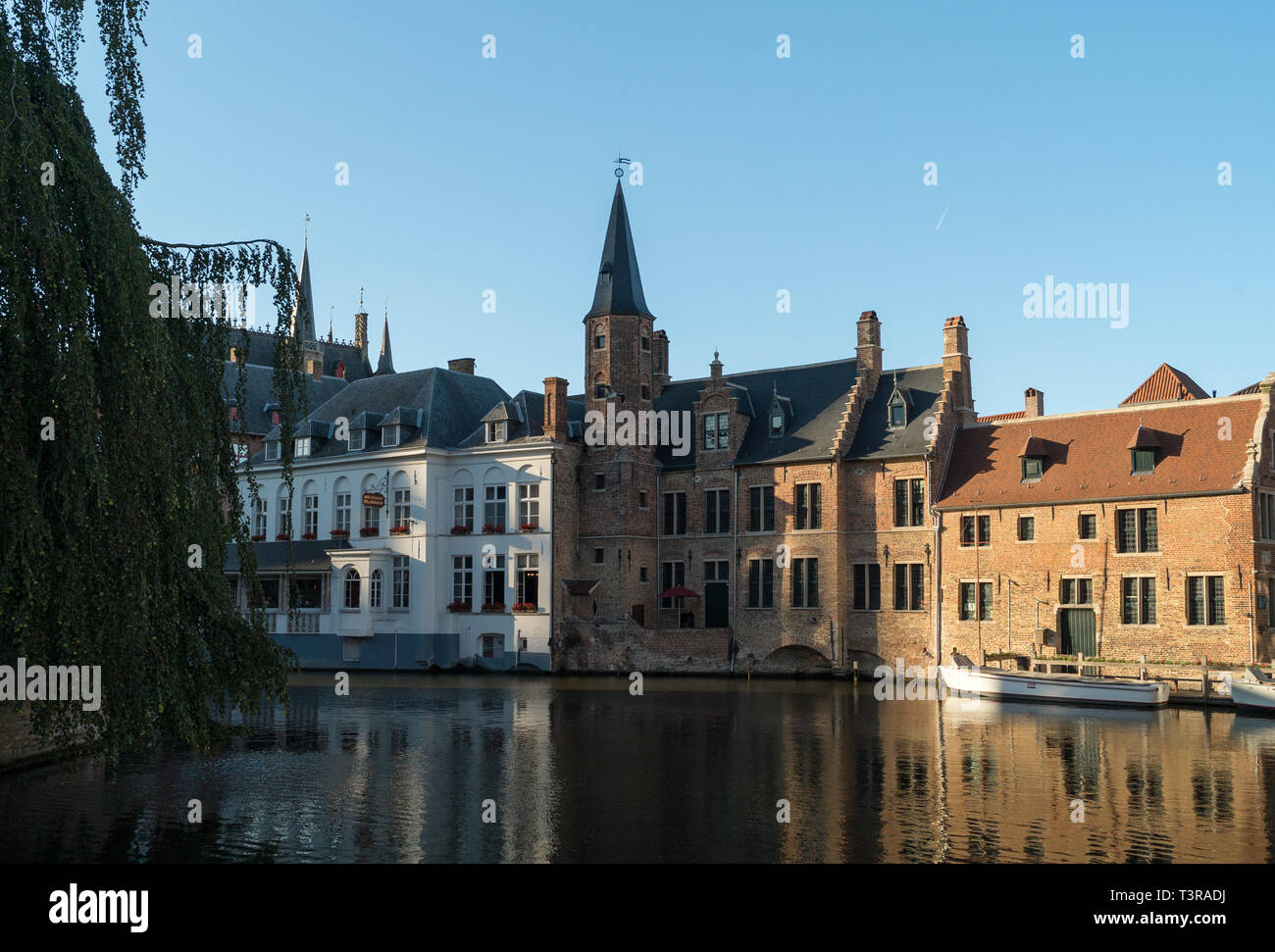 Vieux Bruges ses bâtiments reflétant dans l'eau canal dans centre historique de Brugge Banque D'Images