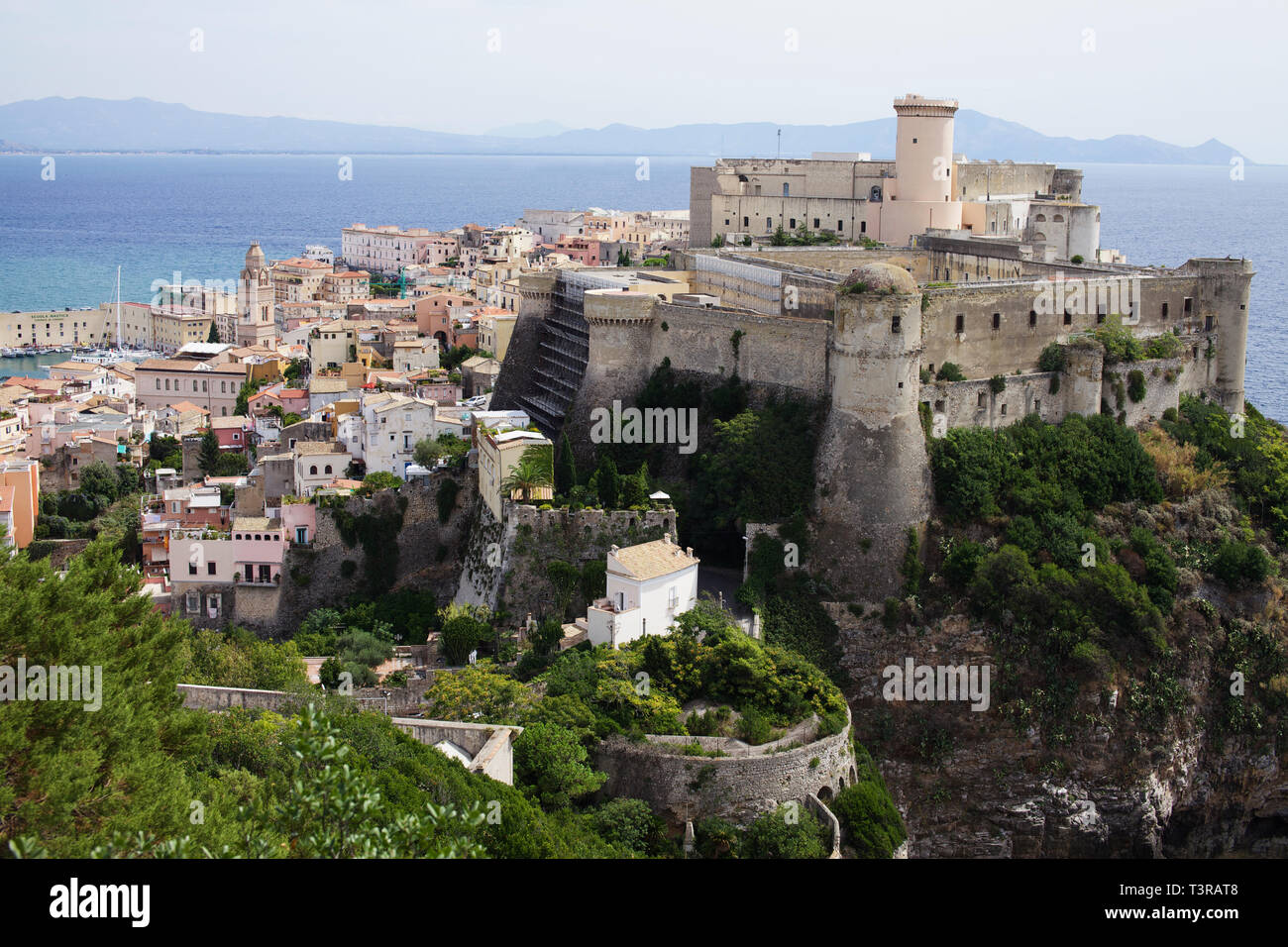 Gaeta, Italie - 30 août 2013 : vue sur ville de Gaeta. Gaeta est une ville italienne de la province de Latina, dans le Latium, en Italie centrale. Situé sur une pr Banque D'Images