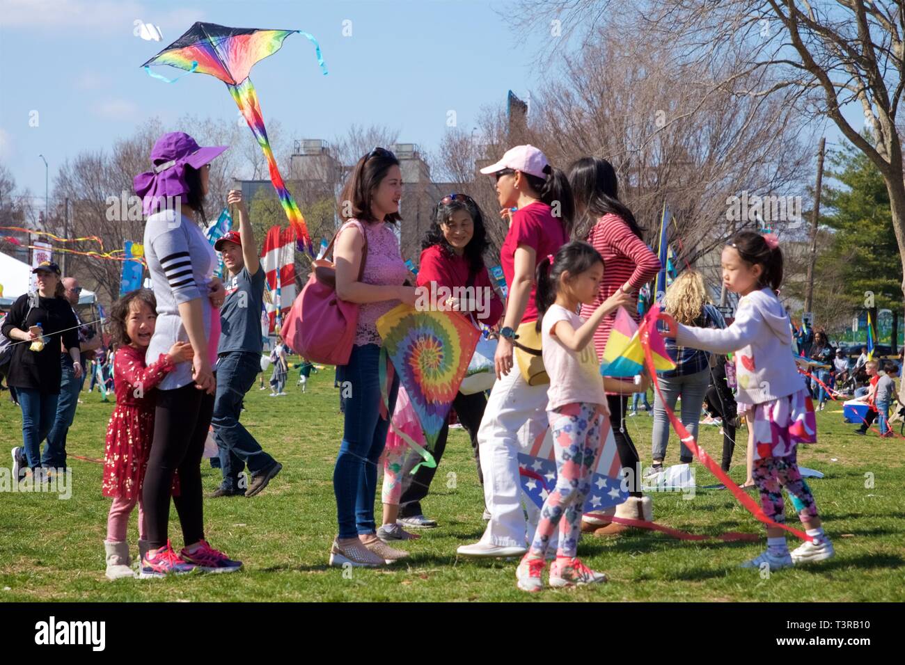 Philadelphia, PA, USA - 6 Avril 2019 : tous les âges et multi-ethnies célébrer l'arrivée du printemps par des cerfs-volants pendant chaque année un festival du cerf-volant. Banque D'Images