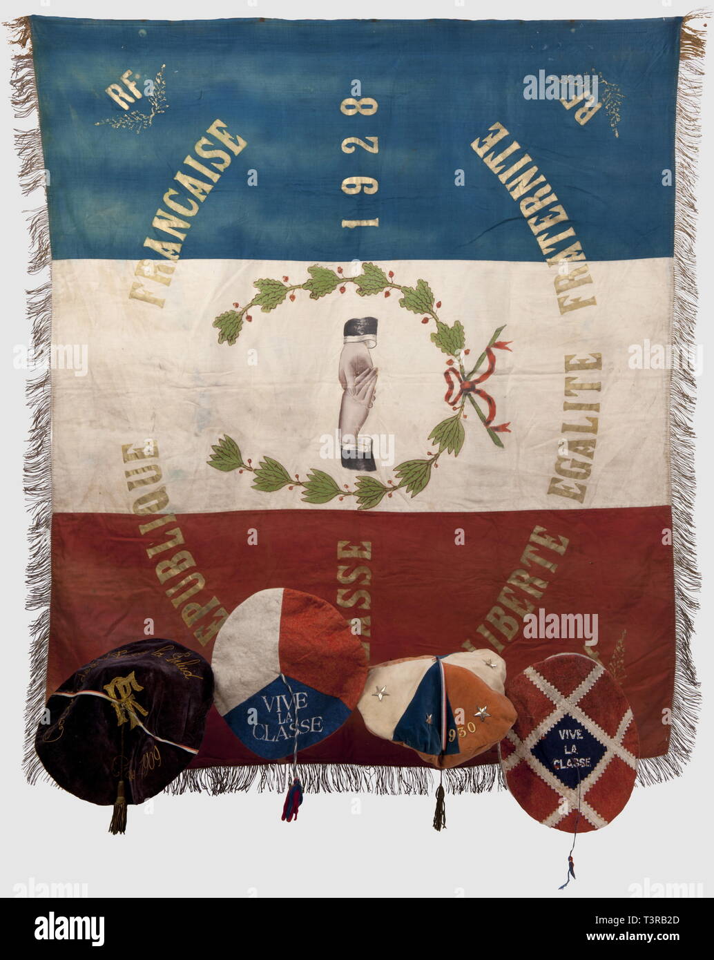 ENTRE-DEUX-GUERRES, Drapeau Prades-Salars, classe 1928, drapeau tricolore peint, biplan au-dessus d'un paysage au centre, entouré des inscriptions suivantes à l'ou 'Toujours plus haut pour la patrie, la classe 1928, Prades-Salars' et 'RF' sur feuilles de laurier dans les coins. Revers similaire marqué "République Française, Liberté Egalité Fraternité' autour de la représentation d'une poignée de mains dans une couronne de feuilles de chêne et de laurier, franges dorées sur le pourtour. Des traces d'usure, couleurs passées et petits manques. Dimensions 1, Additional-Rights Clearance-Info-Not-Available- Banque D'Images