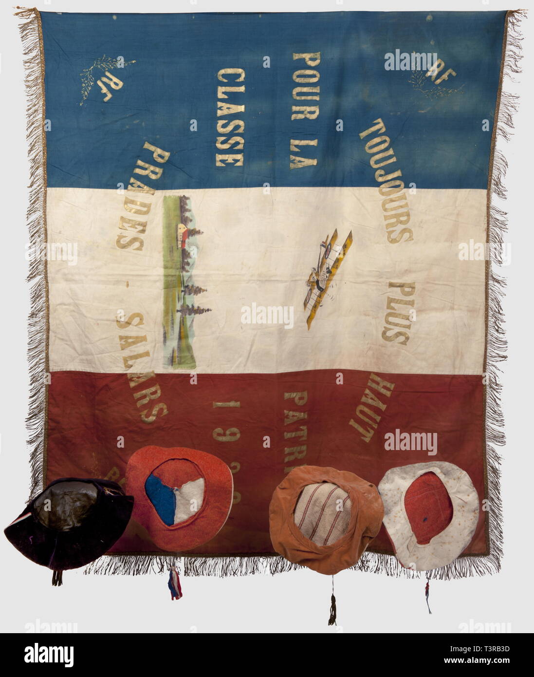 ENTRE-DEUX-GUERRES, Drapeau Prades-Salars, classe 1928, drapeau tricolore peint, biplan au-dessus d'un paysage au centre, entouré des inscriptions suivantes à l'ou 'Toujours plus haut pour la patrie, la classe 1928, Prades-Salars' et 'RF' sur feuilles de laurier dans les coins. Revers similaire marqué "République Française, Liberté Egalité Fraternité' autour de la représentation d'une poignée de mains dans une couronne de feuilles de chêne et de laurier, franges dorées sur le pourtour. Des traces d'usure, couleurs passées et petits manques. Dimensions 1, Additional-Rights Clearance-Info-Not-Available- Banque D'Images