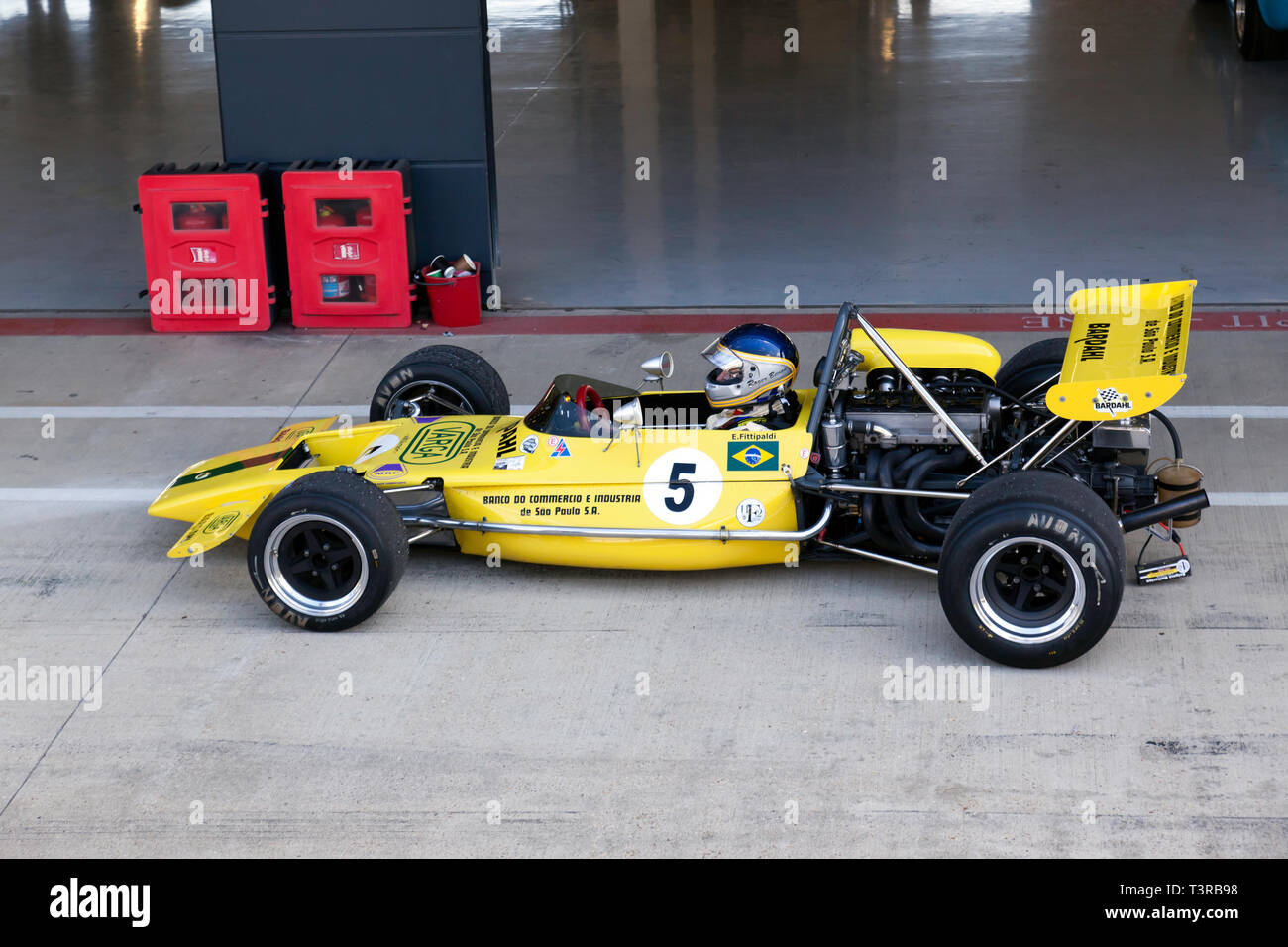 Roger Bevan au volant de son jaune, 1971, Lotus 69, au cours de la journée des médias/test du Silverstone Classic 2019. Banque D'Images