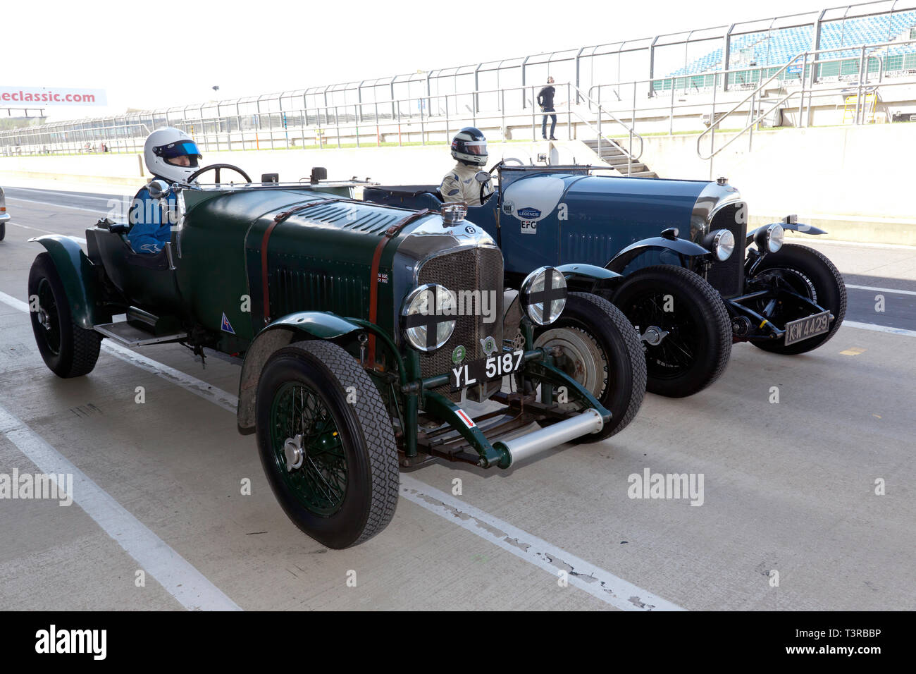 Avant-guerre, deux voitures de course Bentley s'alignent sur la voie des stands, de prendre part à une parade lap dans le cadre des célébrations du centenaire, à la Silverstone Classic Media Day 2019 Banque D'Images
