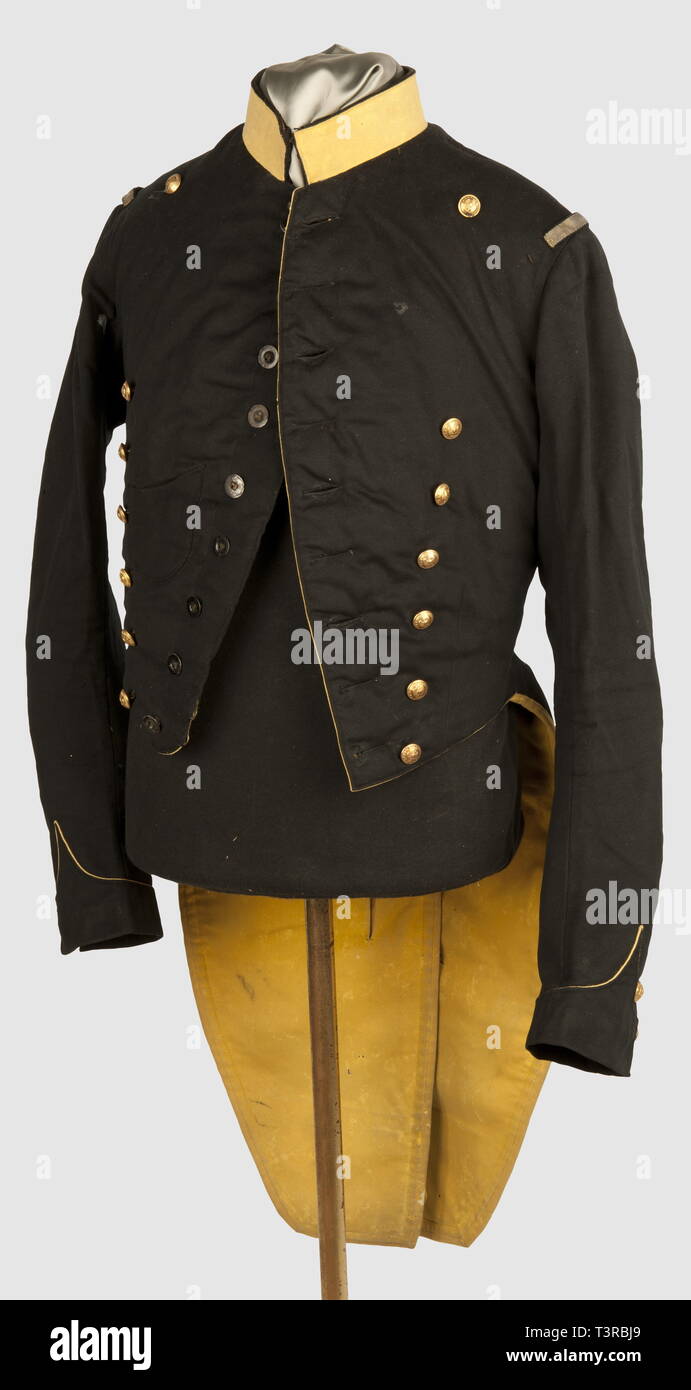 SECONDE RÉPUBLIQUE ET SECOND EMPIRE, 1848-1870, de l'habitude d'officier de voltigeurs de la Garde Impériale, de l'empereur Napoléon III. Habitude modèle 1854/1860, à fond de drap bleu foncé, fermant au centre par une rangée de boutons plats métalliques et peints en noir. Collet, passepoil et retroussis de jonquille basque ornements de retroussis, de basques formant cor et grenade en cannetilles de fil d'or, attentes d'épaulettes en galon doré. L'appui du plastron formé de deux rangées de 7 boutons dorés estampés semi-bombés, de l'aigle impériale et , Additional-Rights Clearance-Info-marqués-Not-Available Banque D'Images