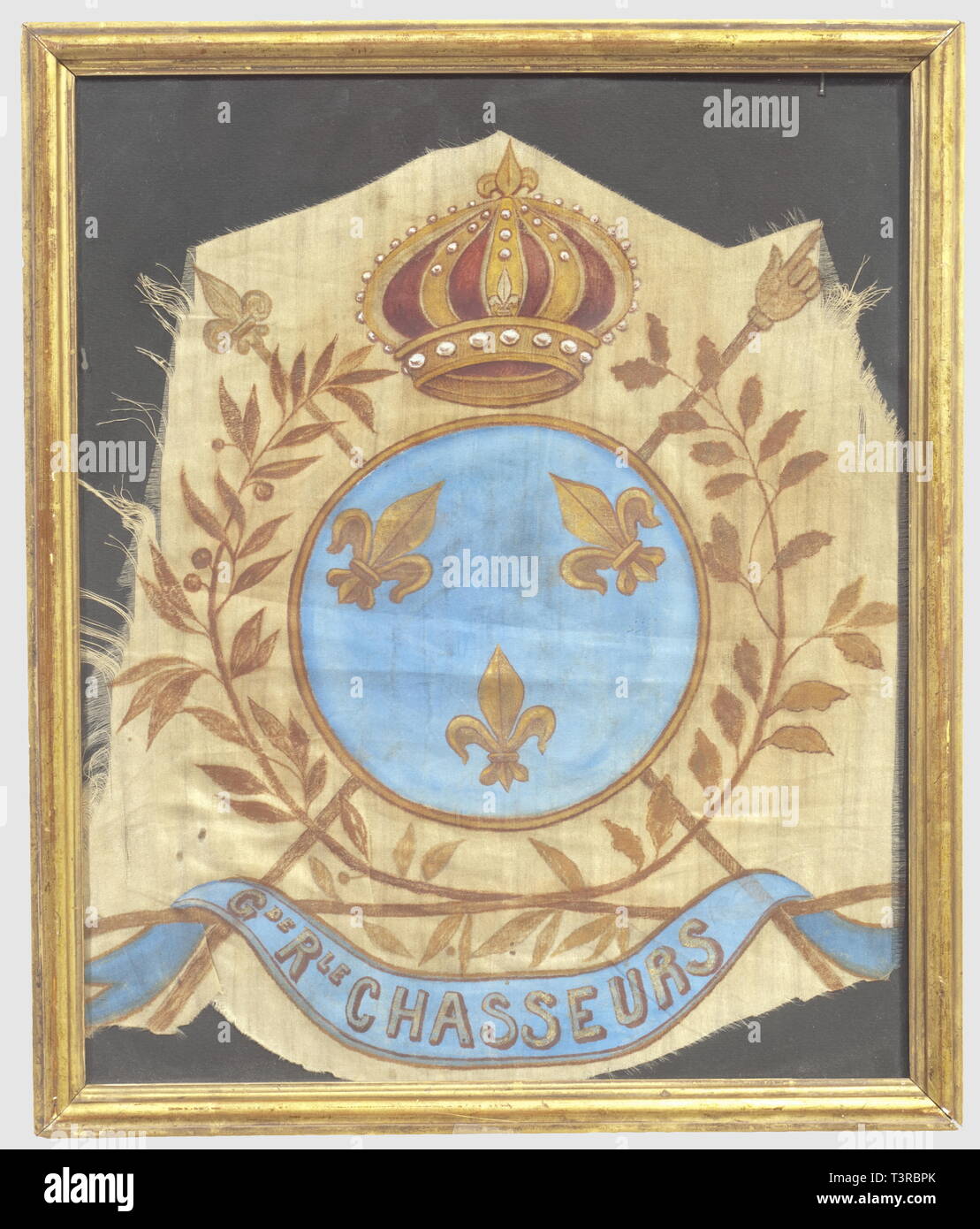 PREMIERE ET SECONDE RESTAURATION 1815-1848, fragment d'étendard modèle 1816, du régiment de chasseurs à cheval de la garde royale, l'ensemble peint en lettres d'or sur soie blanche, représentant les grandes armes royales sous couronne, entouré de rameaux de chêne et de laurier brochant sur un sceptre et une main de justice, en bas, sur fond bleu céleste banderole marquée "Géode Rle Chasseurs'. Au dos du cadre, extrait manuscrit de l'ouvrage du colonel Titeux, rappelant la destruction et le partage des fragments des drapeaux de la Garde le 4 août 1830. Une artiste , n'a pas d'auteur pour être effacé Banque D'Images