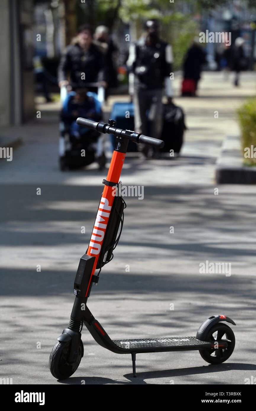 De 500 vélos et scooters 500 sauts ont été déployés à Paris le 11 avril, comme le premier essai de UBER sur cette activité - Paris - France Banque D'Images