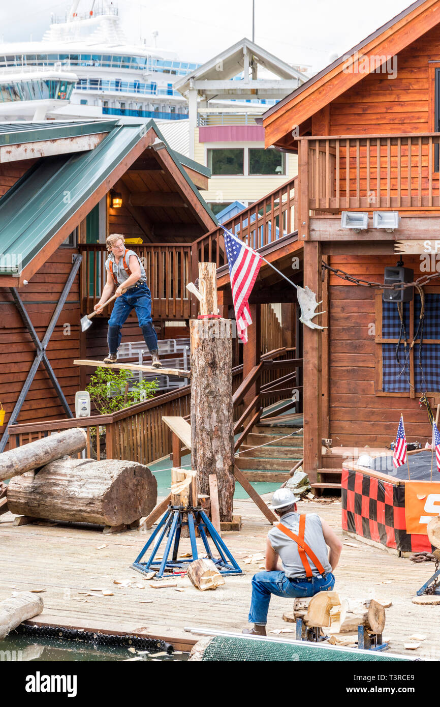 Ax à deux mains une démonstration à la Great Alaskan Lumberjack à Ketchikan, Alaska, USA Banque D'Images