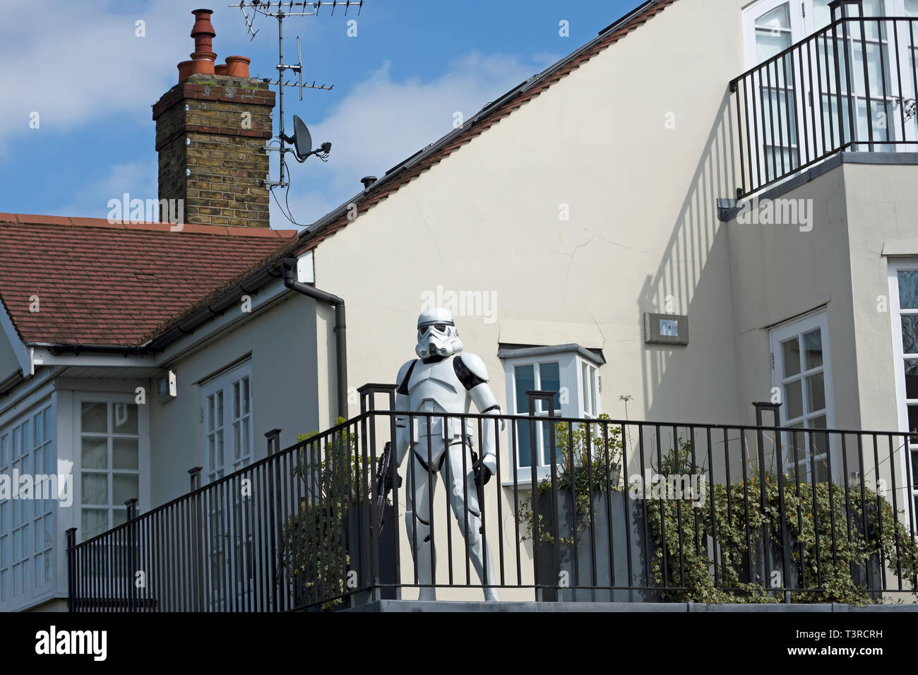 Un star wars stormtrooper figure décore une maison à Barnes, au sud-ouest de Londres, Angleterre Banque D'Images