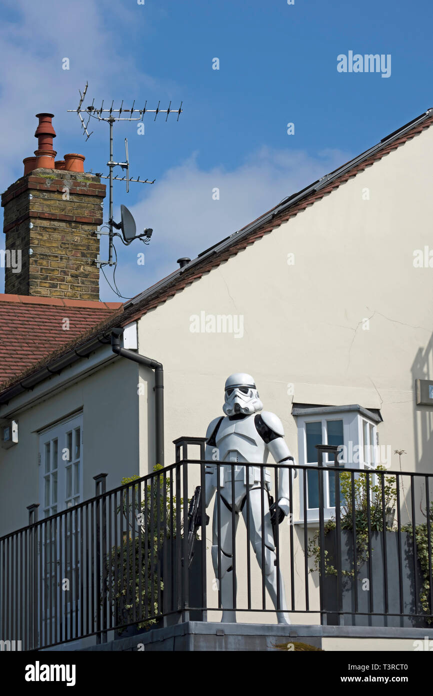 Un star wars stormtrooper figure décore une maison à Barnes, au sud-ouest de Londres, Angleterre Banque D'Images