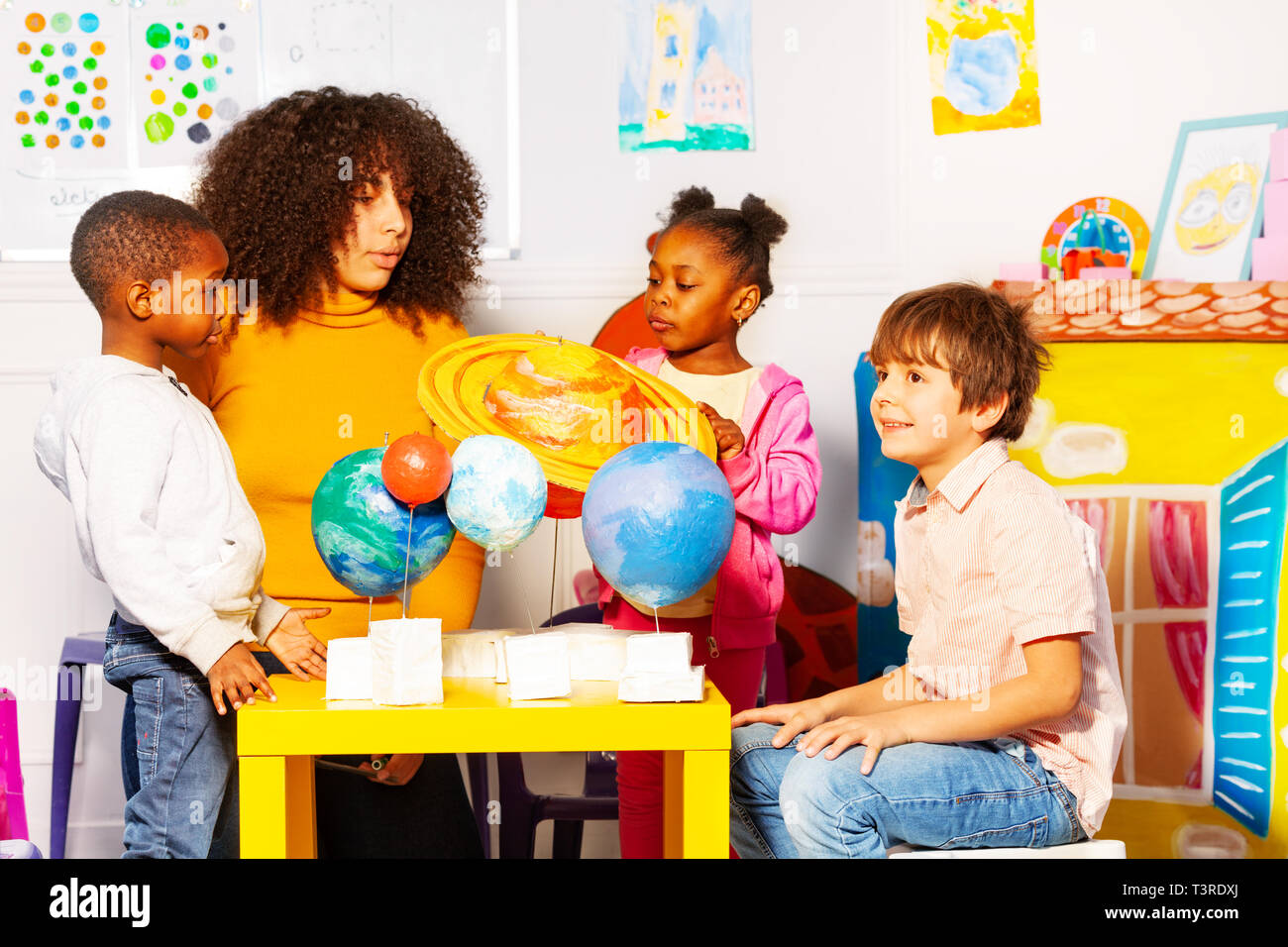 Mini groupe découvrez les planètes en classe de maternelle Banque D'Images