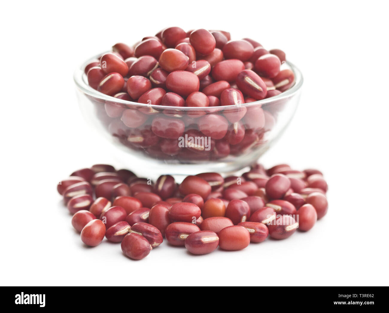 Les haricots adzuki rouge isolé sur fond blanc. Banque D'Images