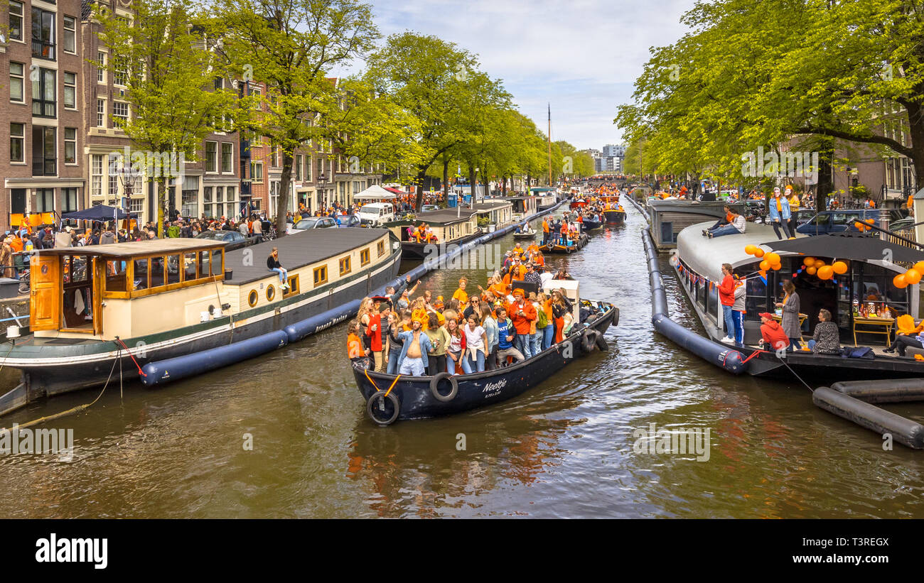 AMSTERDAM, Pays-Bas - 27 avril 2018 : Canal boat parade sur Koningsdag les festivités de la fête des Rois. Anniversaire du roi. Banque D'Images