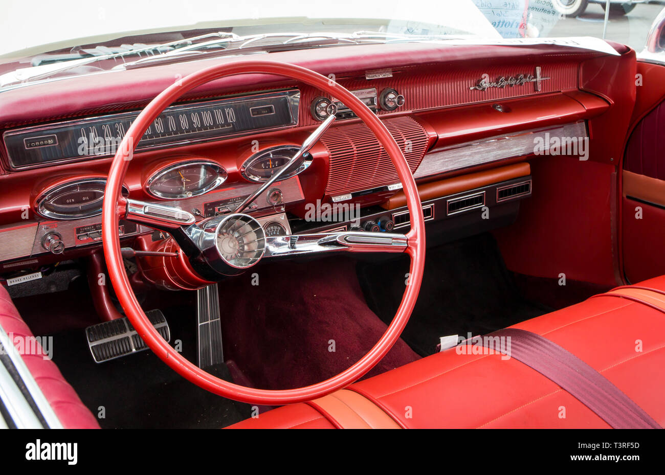 CONCORD, NC (USA) - 6 Avril 2019 : Intérieur d'une automobile 1961 Oldsmobile Super 88 sur l'affichage à l'Pennzoil AutoFair Classic Car Show à Charlotte Banque D'Images