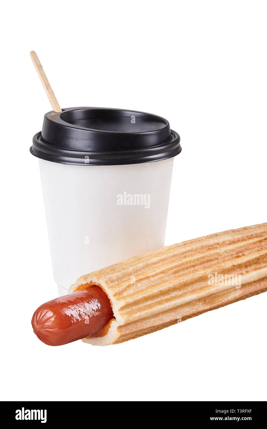 Hot dog français dans les grillades de bun servi avec du ketchup et de la moutarde et papier tasse de café espresso isolé sur fond blanc. Café à emporter Banque D'Images