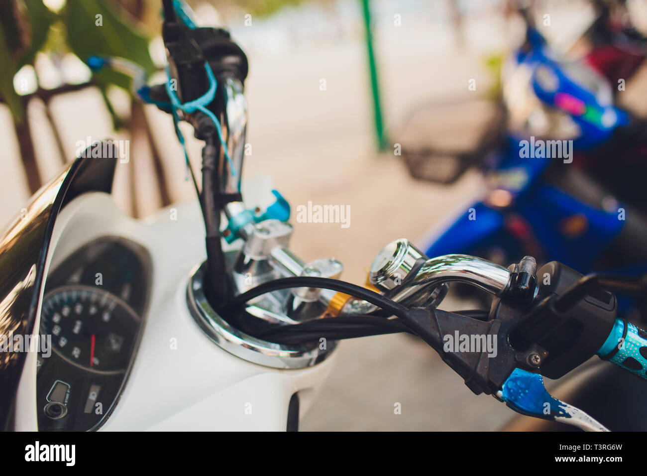 Vieux scooter vitesse, chrome, fort kilométrage, travel concept. Banque D'Images
