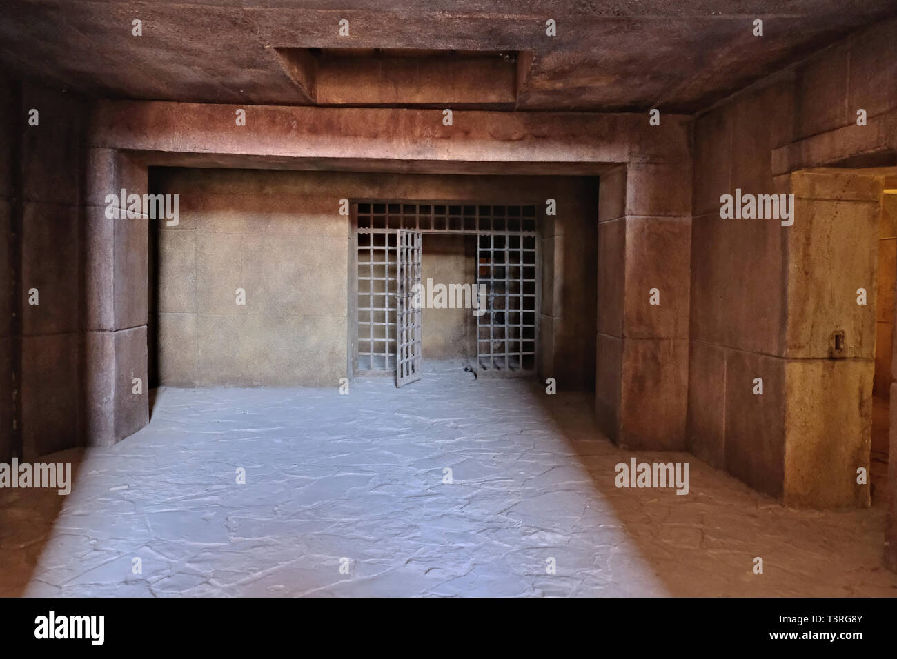 L'entrée du donjon sombre avec des murs de gros blocs de béton et d'un plafond de béton armé monolithique, sous la forme d'un steel latt Banque D'Images