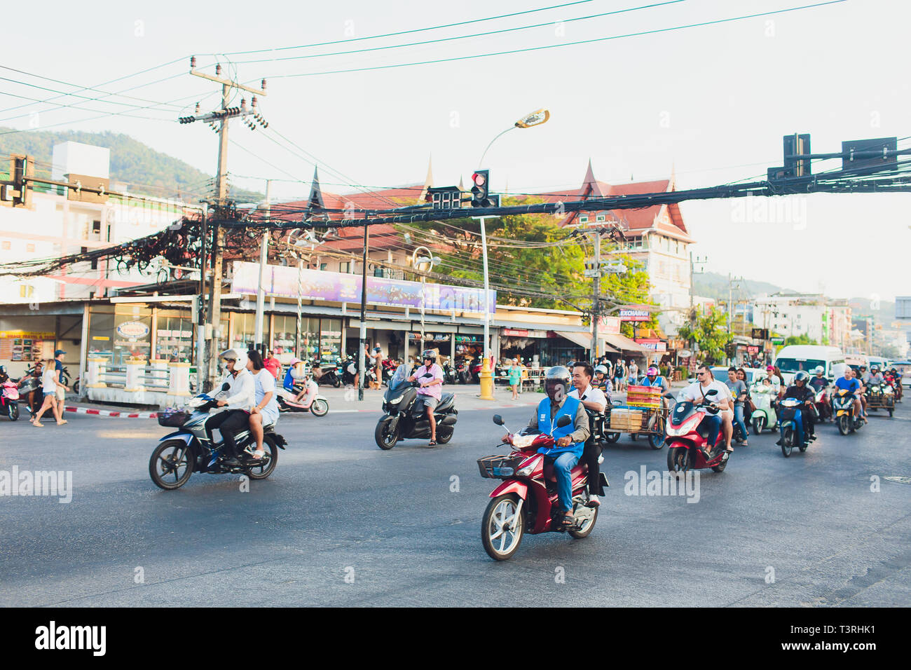 La ville de Phuket, Thaïlande - Mars 2019 : Songtaew à Patong dans une rue animée avec des publicités partout pendant la journée. Banque D'Images