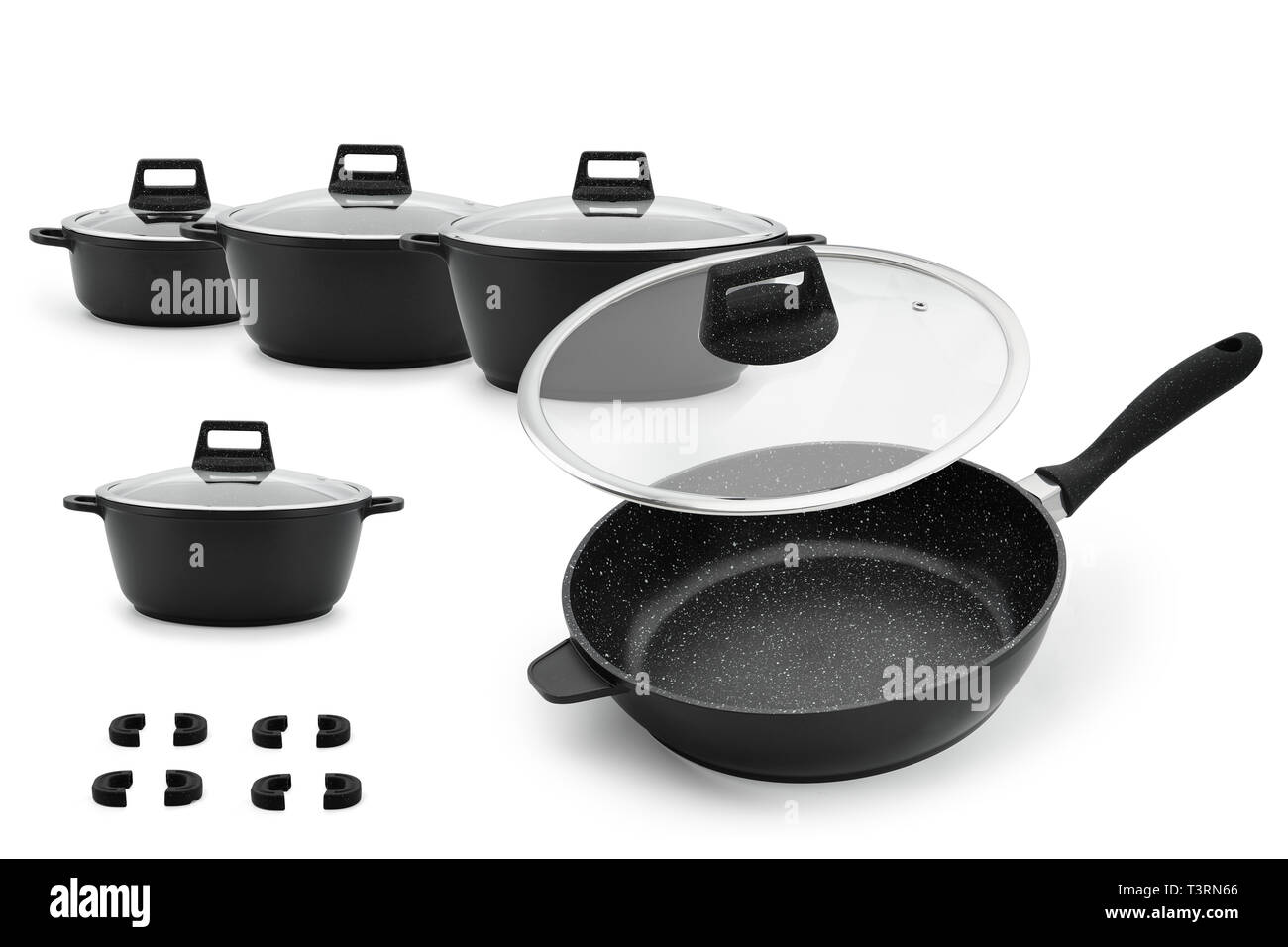 Ensemble d'ustensiles de cuisine cocotte marmite casserole avec couvercle  en verre black metal isoler sur un fond blanc Photo Stock - Alamy