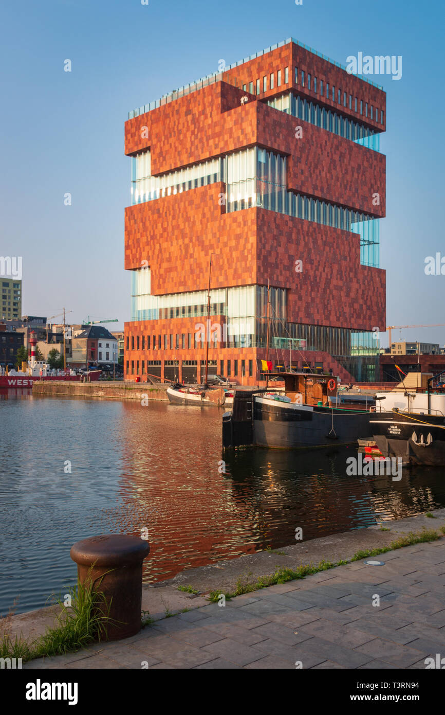 Anvers, Belgique - le 9 juin 2018 : Le musée MAS, Museum aan de Stroom, le long de l'Escaut à Anvers, en Belgique sur une soirée ensoleillée Banque D'Images