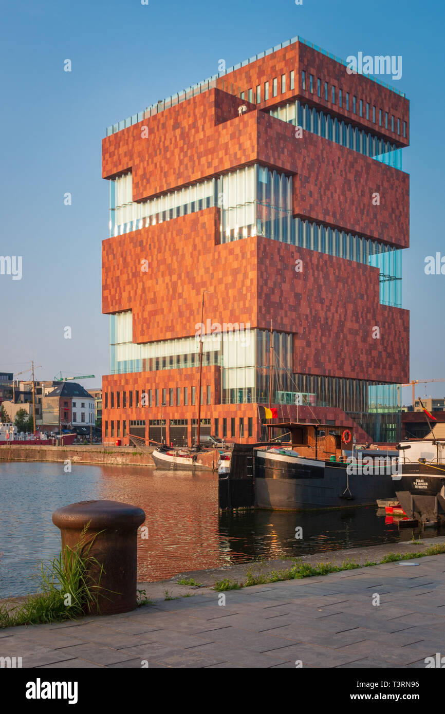 Anvers, Belgique - le 9 juin 2018 : Le musée MAS, Museum aan de Stroom, le long de l'Escaut à Anvers, en Belgique sur une soirée ensoleillée Banque D'Images