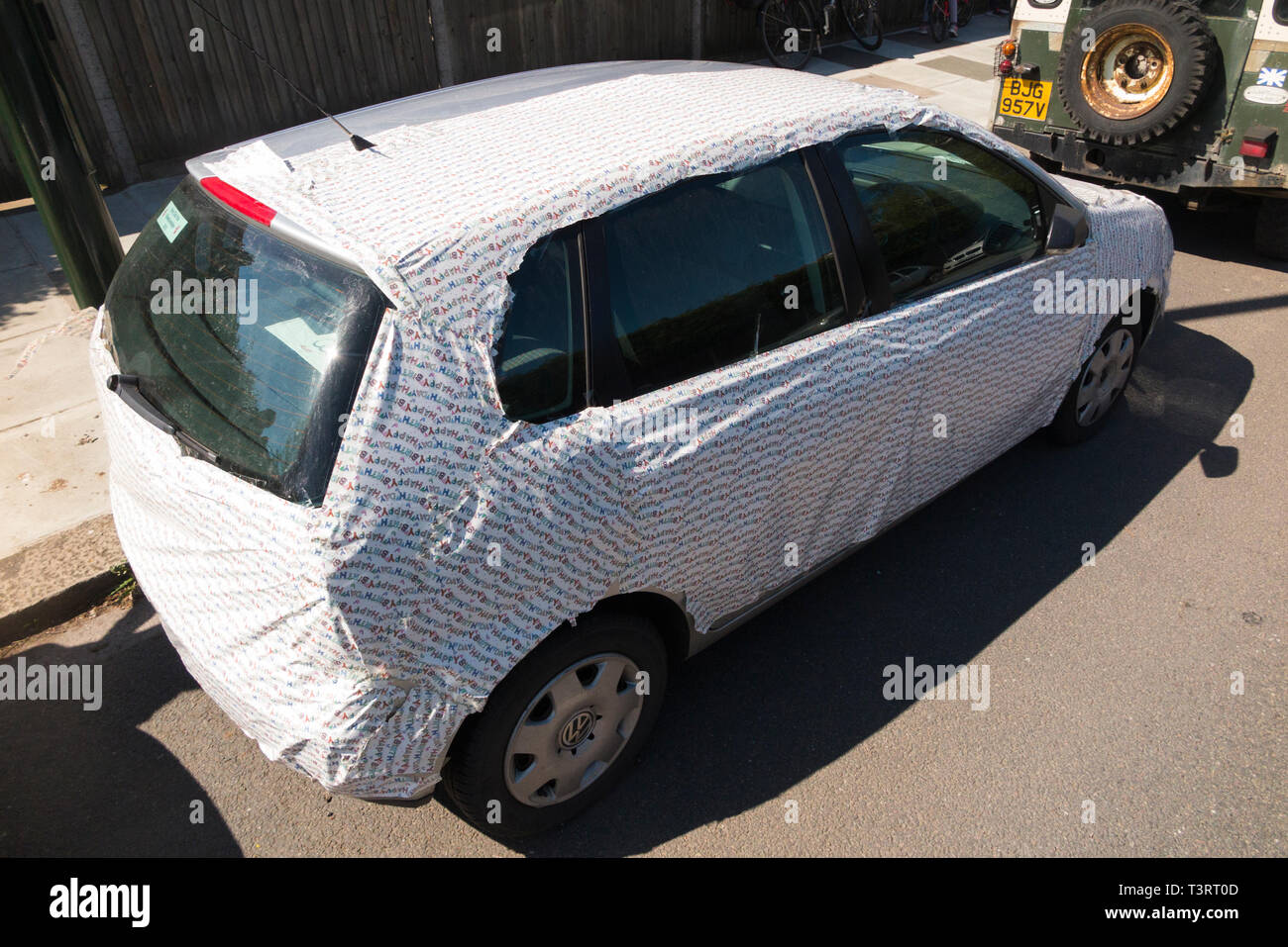 Une Voiture Qui A Ete Enveloppe Dans Un Emballage Cadeau Joyeux Anniversaire Giftwrapping Present Enrouler Du Papier D Emballage Angleterre 108 Photo Stock Alamy