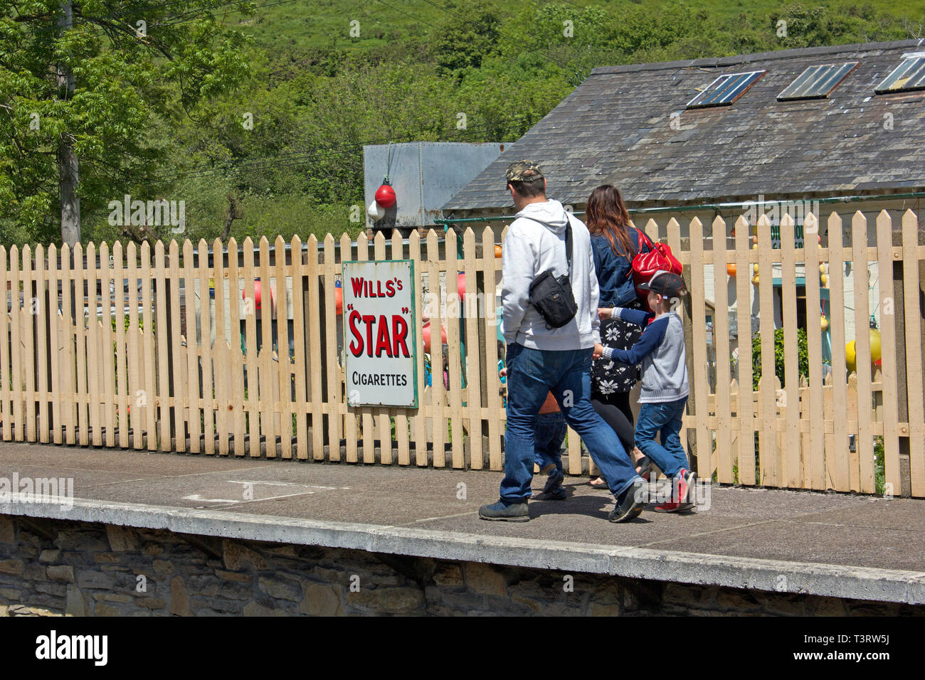 Le patrimoine des familles descendant d'un train en gare de Corfe Castle dans le Dorset, UK. Banque D'Images