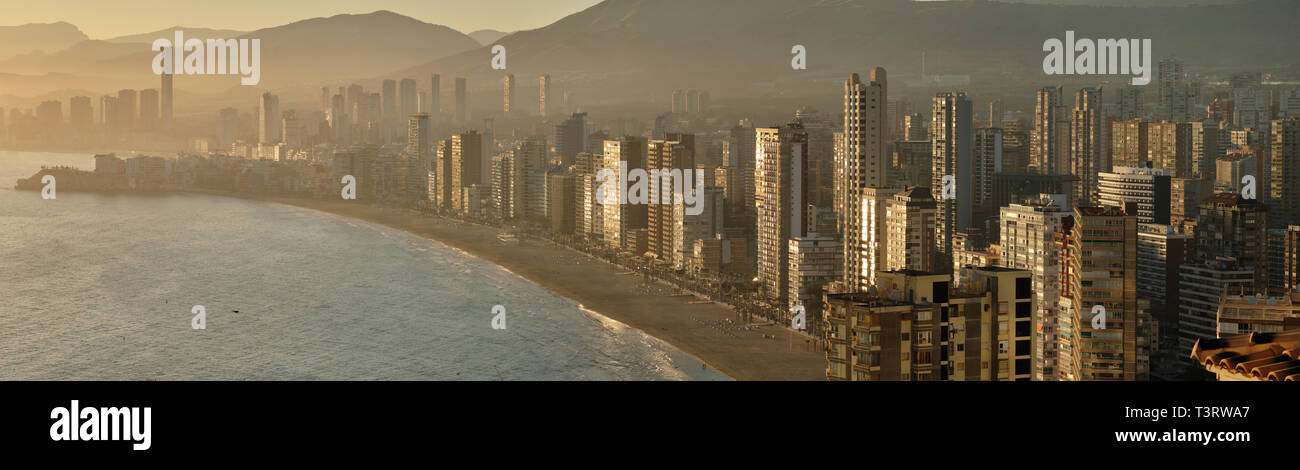 Vue aérienne depuis le sommet de Benidorm pendant l'heure d'or du coucher du soleil, côte au coucher du soleil. Benidorm station moderne, destinations populaires, Espagne Banque D'Images