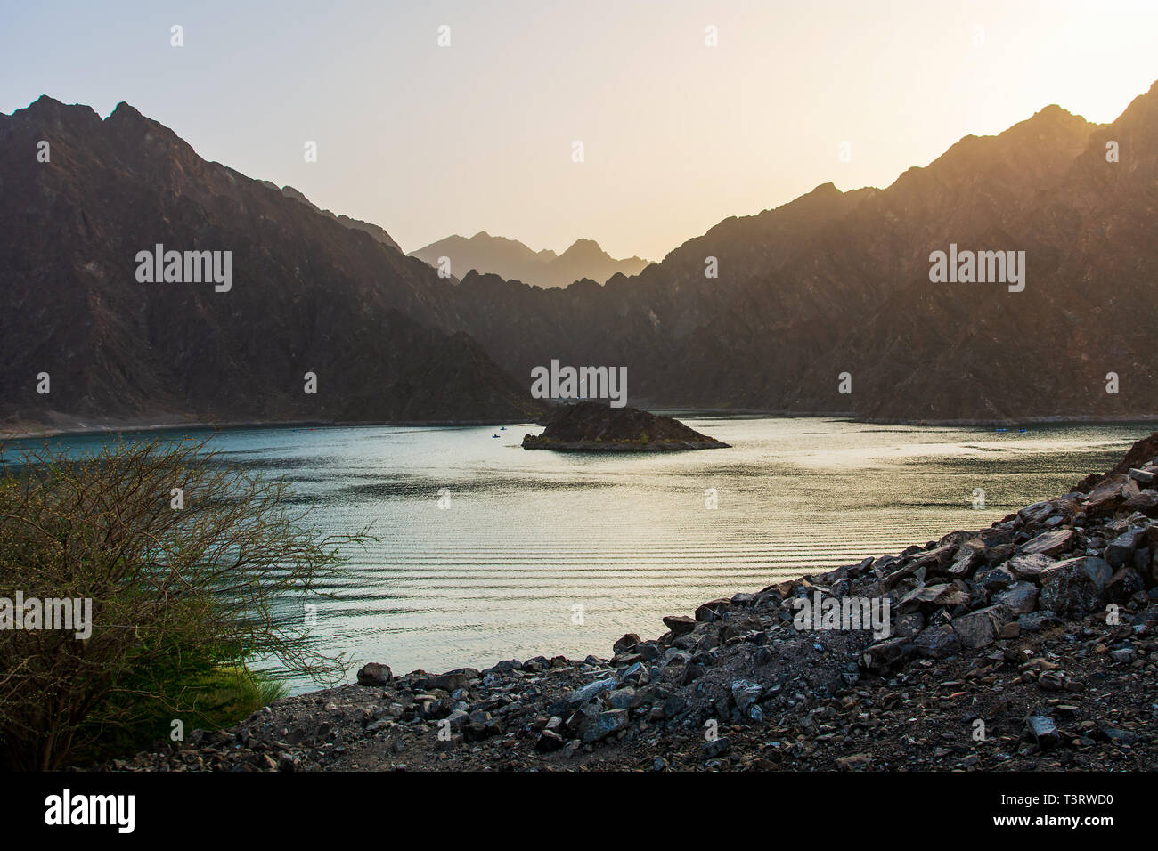 Coucher de soleil au lac de barrage de Hatta à Dubaï émirat d'Emirats Arabes Unis Banque D'Images