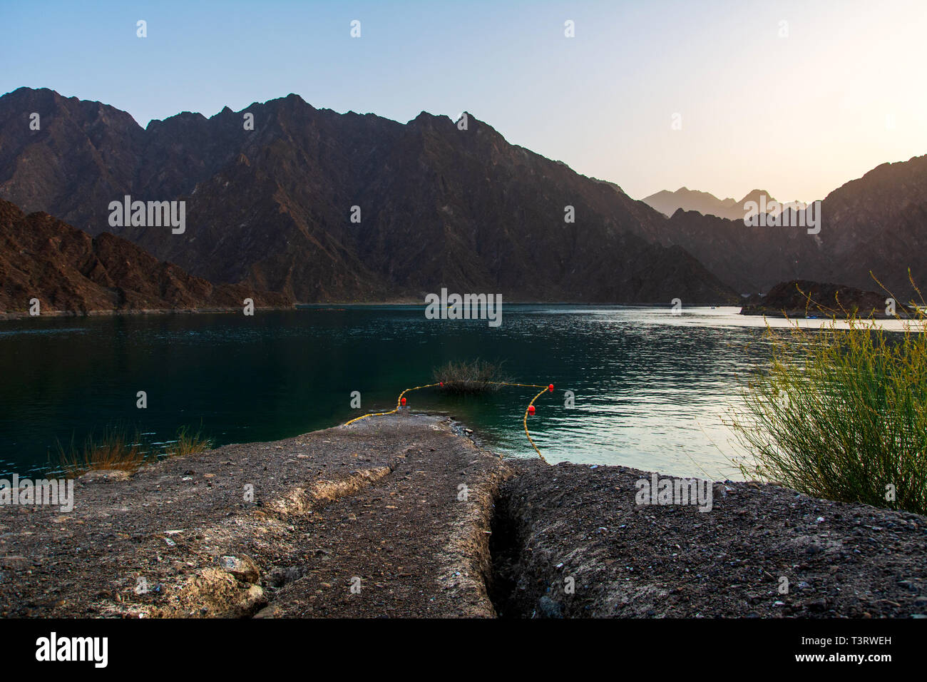Coucher de soleil au lac de barrage de Hatta à Dubaï émirat d'Emirats Arabes Unis Banque D'Images
