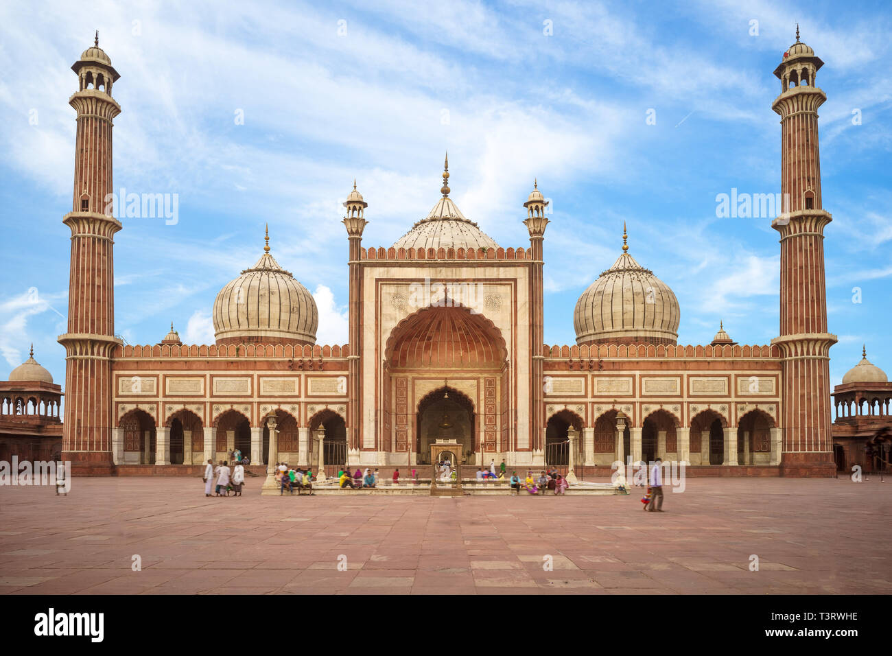 Vue sur la façade de la Jama Masjid dans la vieille ville de Delhi, Inde Banque D'Images