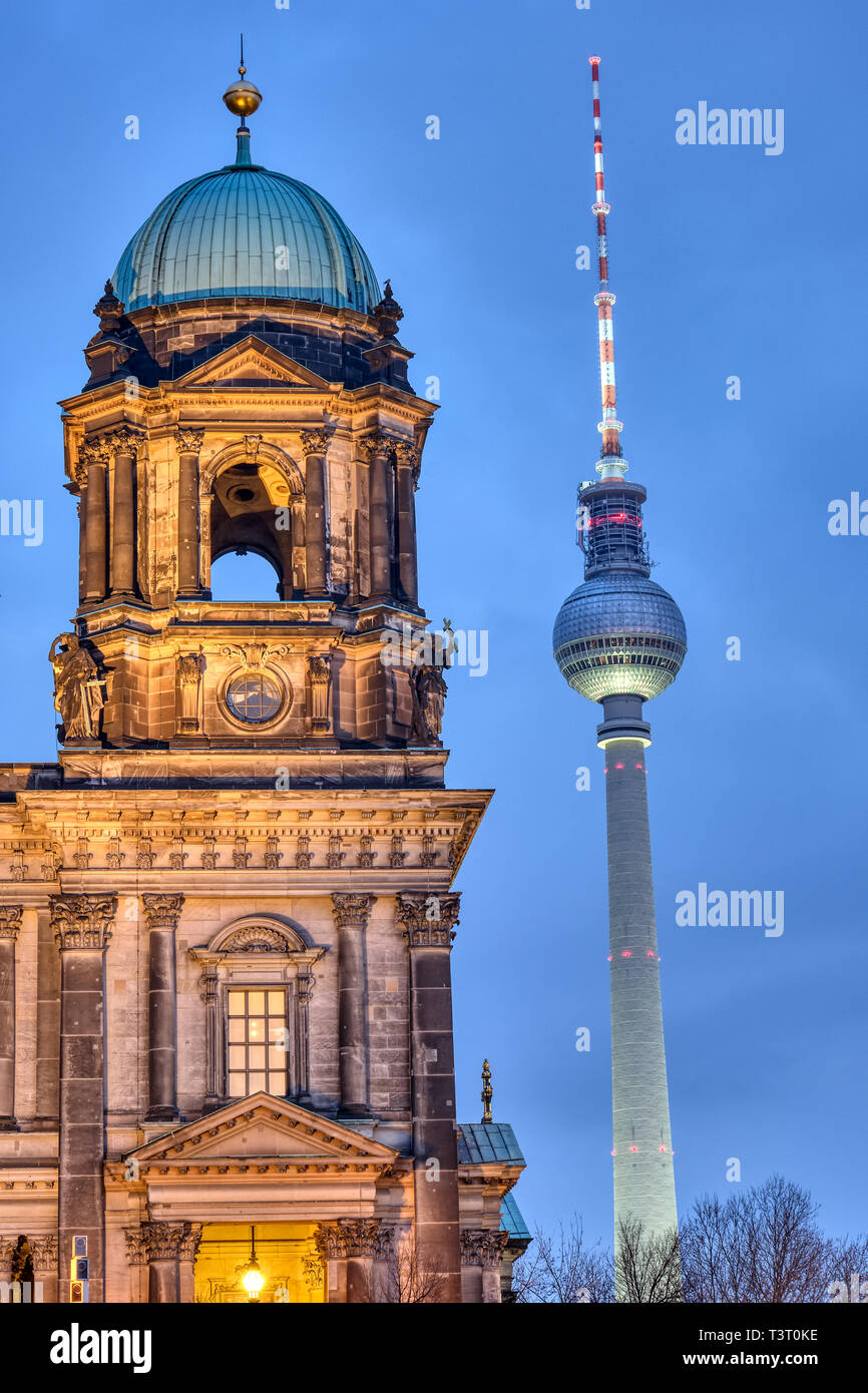Détail de la cathédrale de Berlin et la célèbre Tour de télévision au crépuscule Banque D'Images
