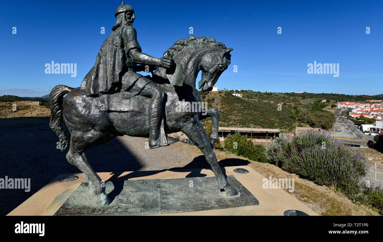 Equestrian statue en bronze d'un soldat maure avec vue sur village Banque D'Images