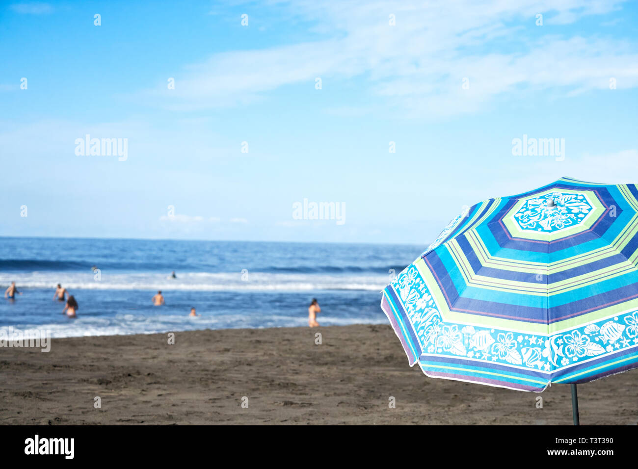 Umbrella on beach under blue sky Banque D'Images