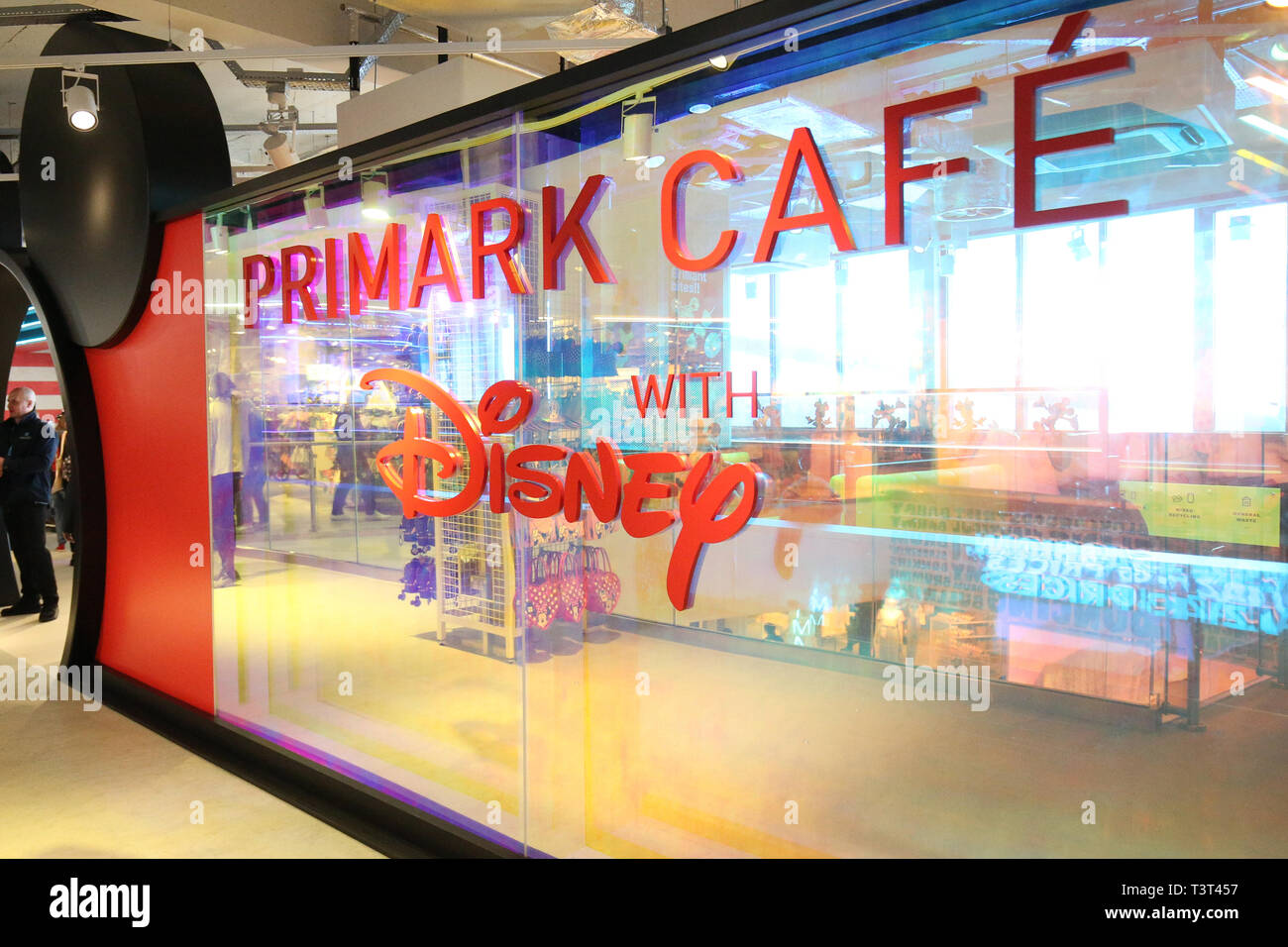 La Primark Cafe avec Disney après le plus grand Primark store a ouvert ses portes à Birmingham le jeudi matin. Banque D'Images