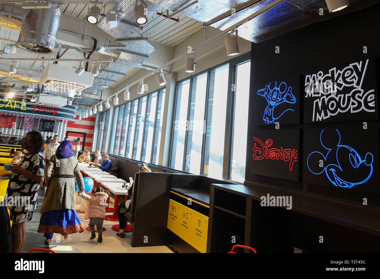 La Primark Cafe avec Disney lors de l'ouverture de la world's Biggest Primark store à Birmingham. Banque D'Images