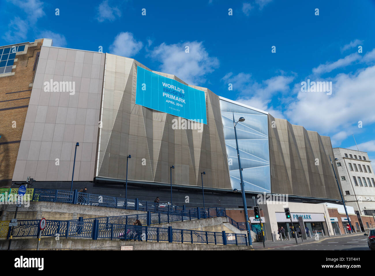 Le plus grand Primark magasin a ouvert ses portes à Birmingham, Royaume-Uni le 11 avril 2019. Banque D'Images