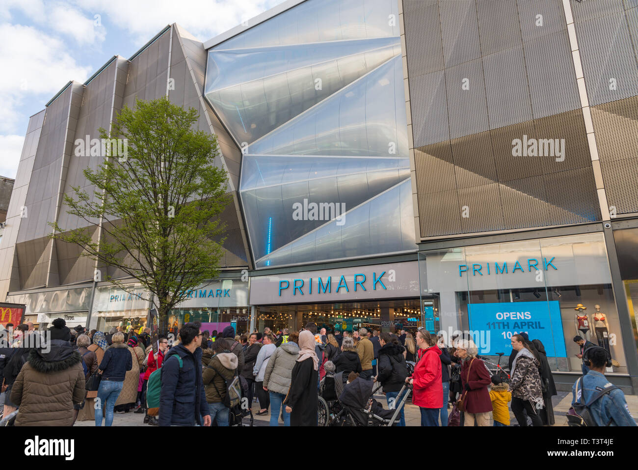 Foules queue devant le plus grand Primark magasin a ouvert ses portes à Birmingham, Royaume-Uni le 11 avril 2019. Banque D'Images