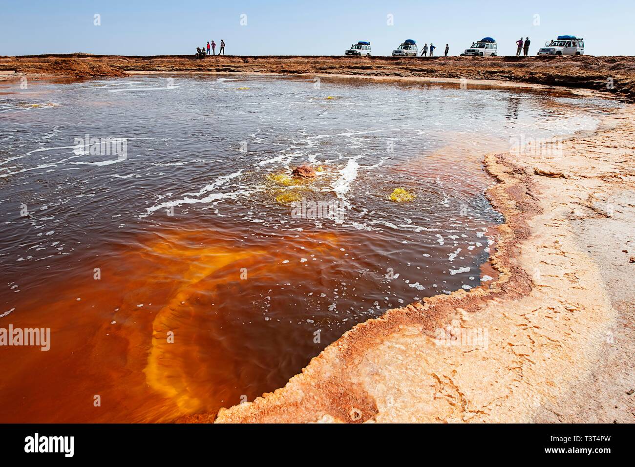 Les touristes près de Salt Lake avec sources géothermiques et les cristaux de sel pétrifié, vallée de Danakil, l'Ethiopie Banque D'Images