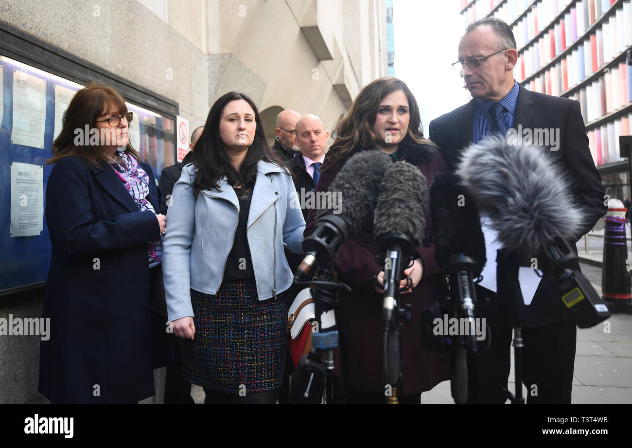 La Famille Brown La Mère La famille de Charlotte Brown, (de gauche à droite) mère Roz Wickens, sœurs  Vicky et Katie Brown et P. Graham Brown, parlant à l'extérieur de l'Old  Bailey, London suite à l'apparition de
