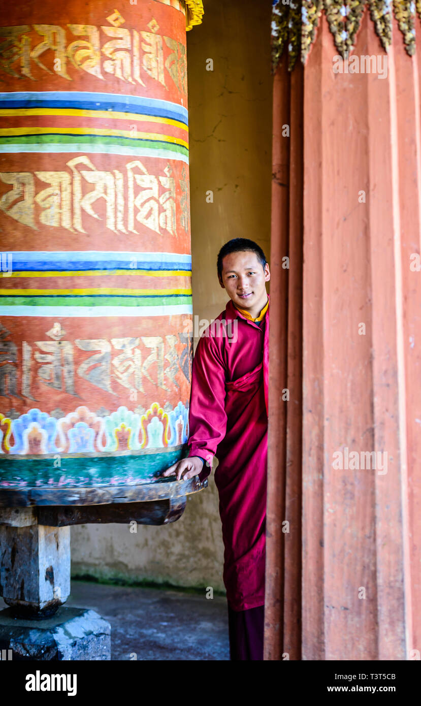 Les moines d'Asie par pilier permanent à temple Banque D'Images