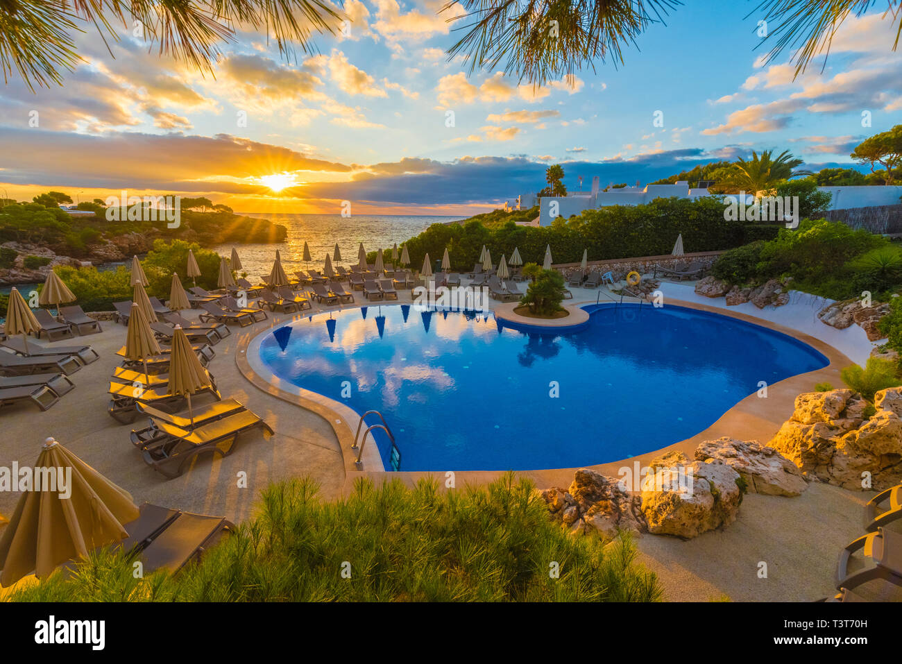 Belle Piscine à Cala Dor Au Coucher Du Soleil Lîle De