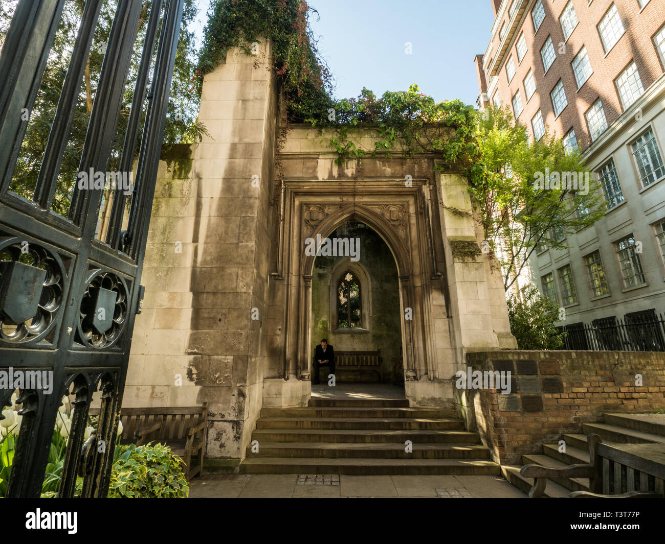 Saint Dunstan dans le jardin de l'église de l'Est, Londres, Angleterre. L'église a été en grande partie détruit pendant la Seconde Guerre mondiale et les ruines sont aujourd'hui un jardin. Banque D'Images
