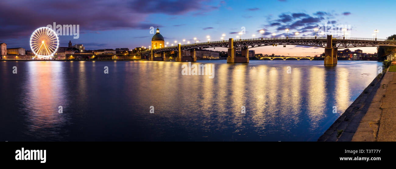 La ville de Nice et du pont au coucher du soleil, Provence Alpes Cate d'Azur, France Banque D'Images